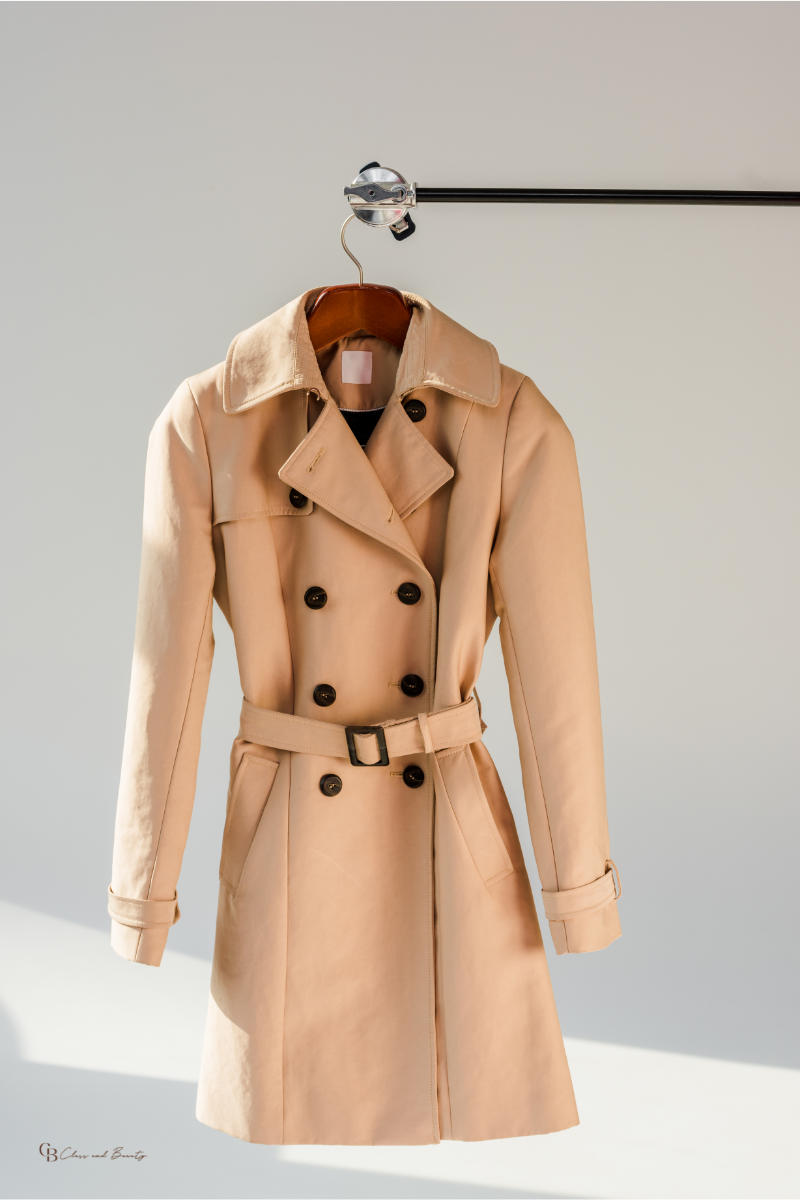 Classic beige trench coat, a timeless piece for your Fall capsule wardrobe