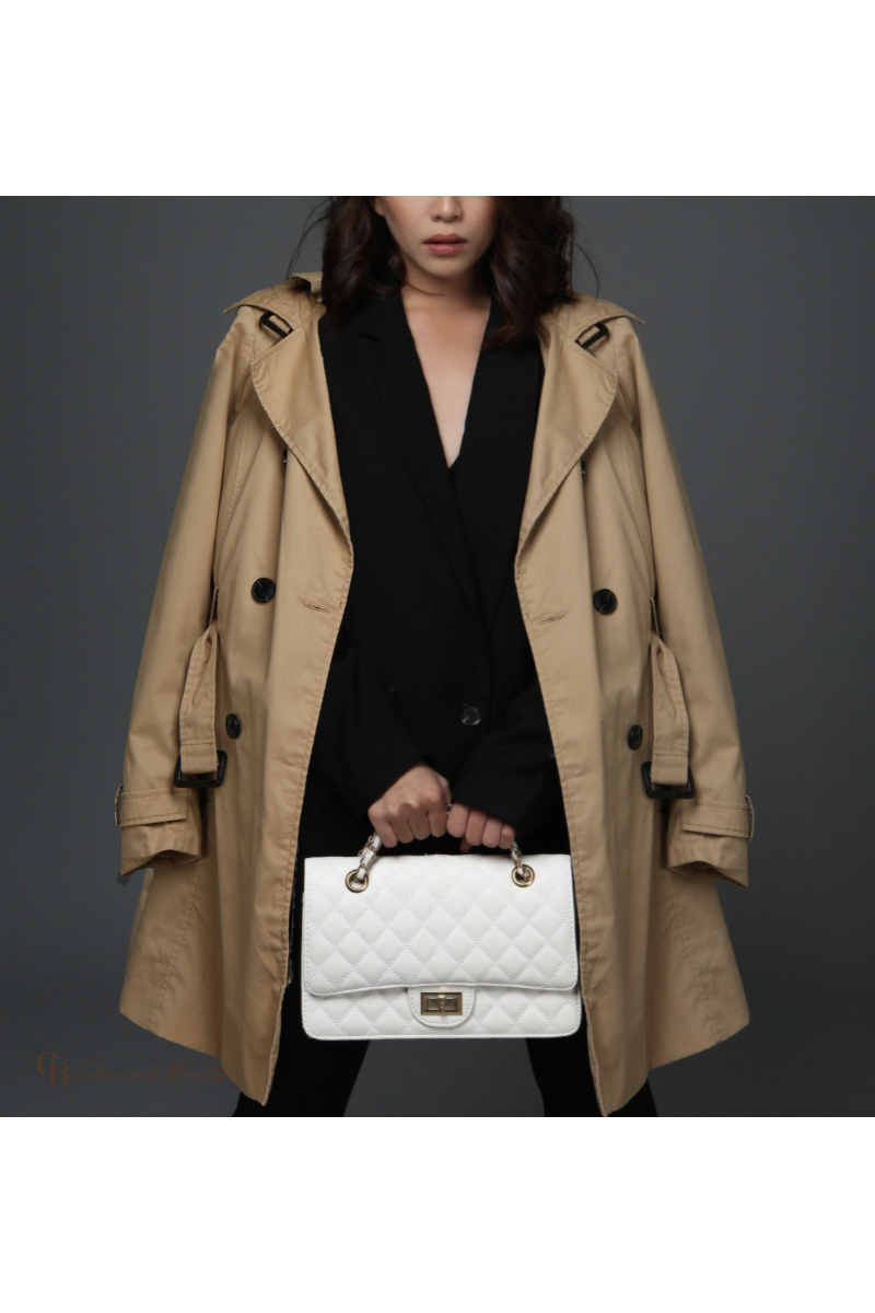 Classic trench coat paired with a white handbag, a must-have combo for any Fall capsule wardrobe