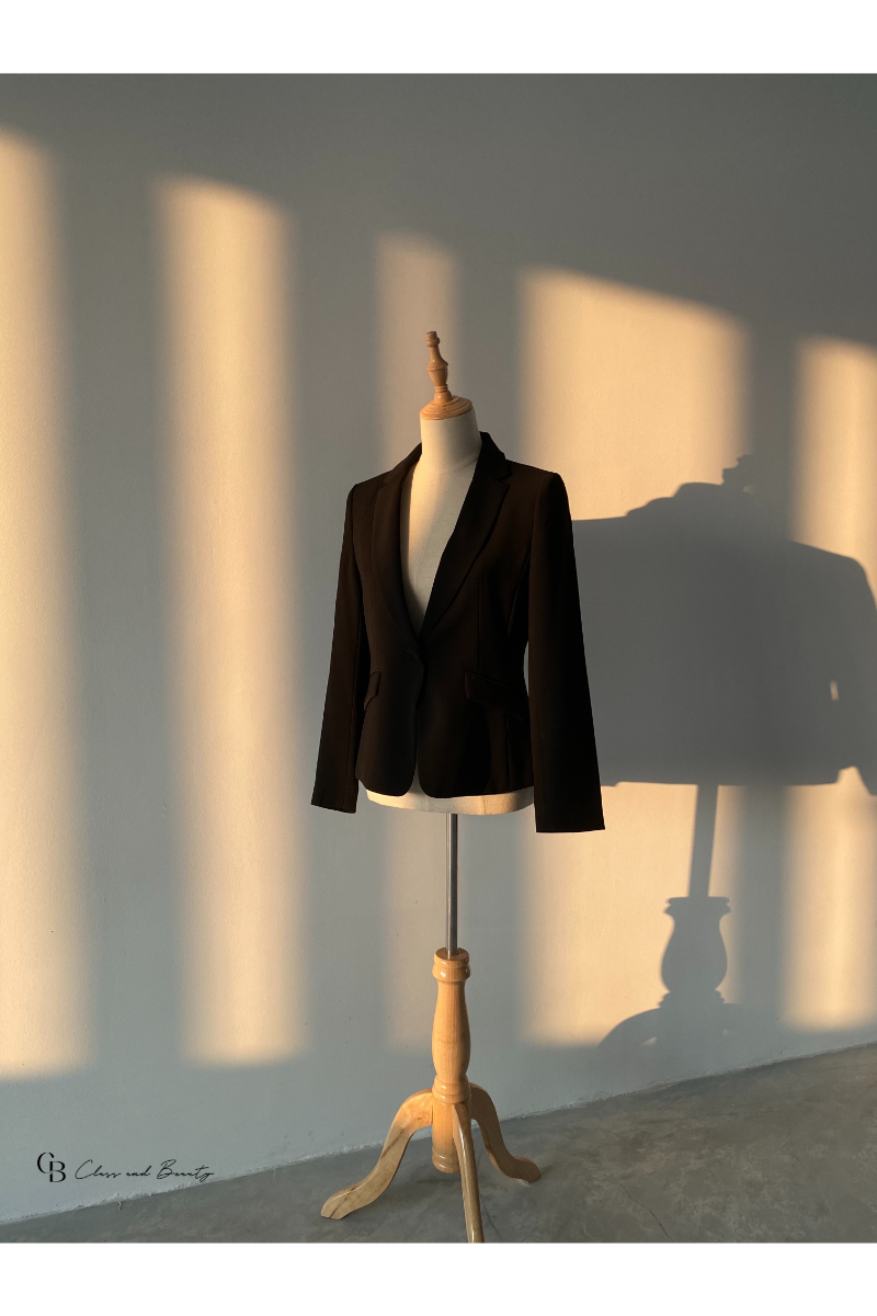 Black blazer on display, an essential layering piece for a Fall capsule wardrobe